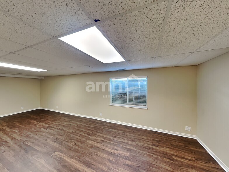 Building Photo - 4525 W Lake Breeze Ln