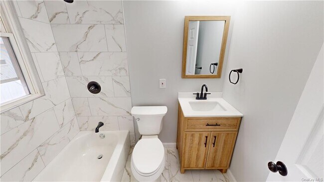 Building Photo - 18 Chestnut St