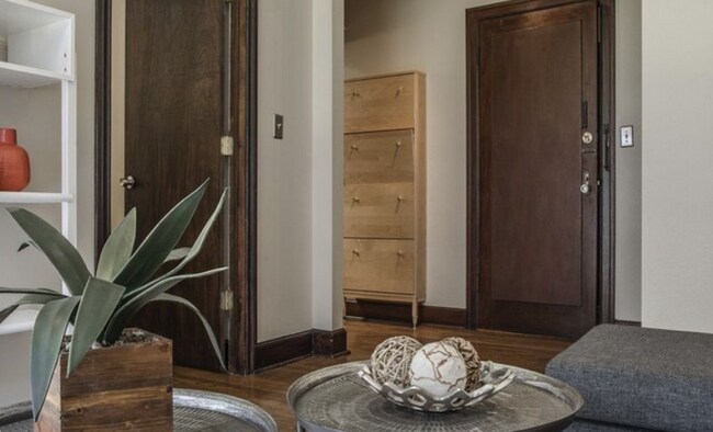 Building Photo - Vintage Cap Hill Condo