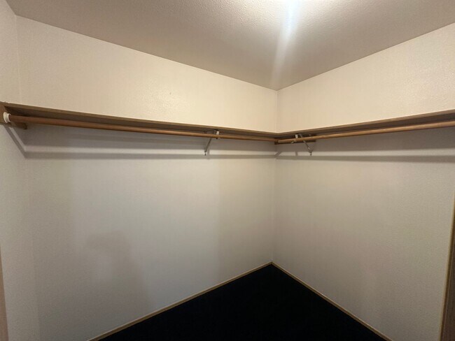 Building Photo - 296 Sussex Ave W