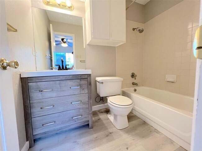 Building Photo - 9900 Hundred Oaks Cir