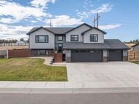 Building Photo - 4 BED | 3 BATH | TRIPLE CAR GARAGE | SOUTH...