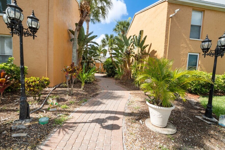 Building Photo - 12630 Kenwood Ln