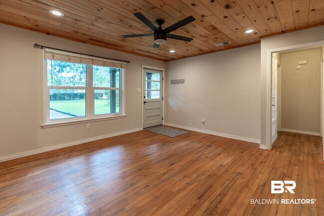 Building Photo - 556 Middle St