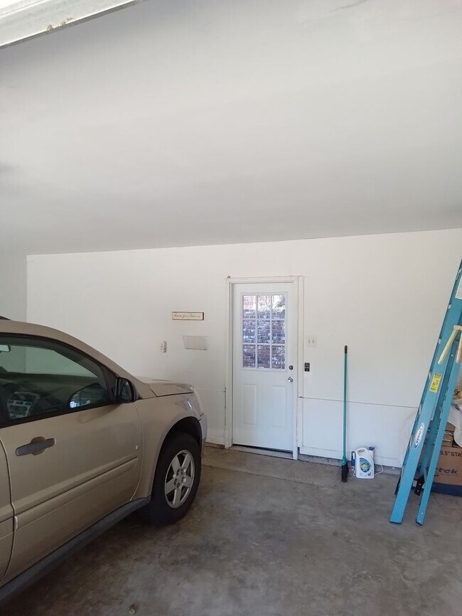 Building Photo - ***Broadmoor / Anderson Island Area***