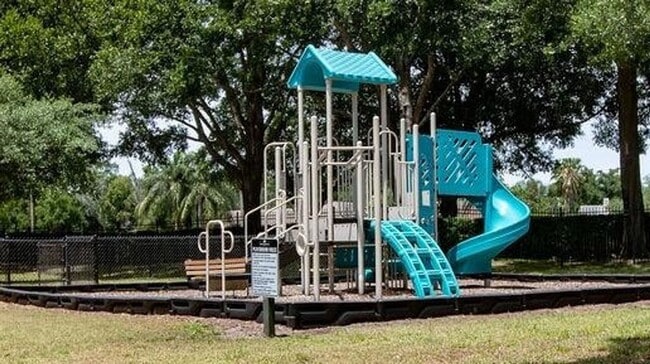 Building Photo - Spacious open floor plan 2/2 located in highly desirable Siesta Lago!