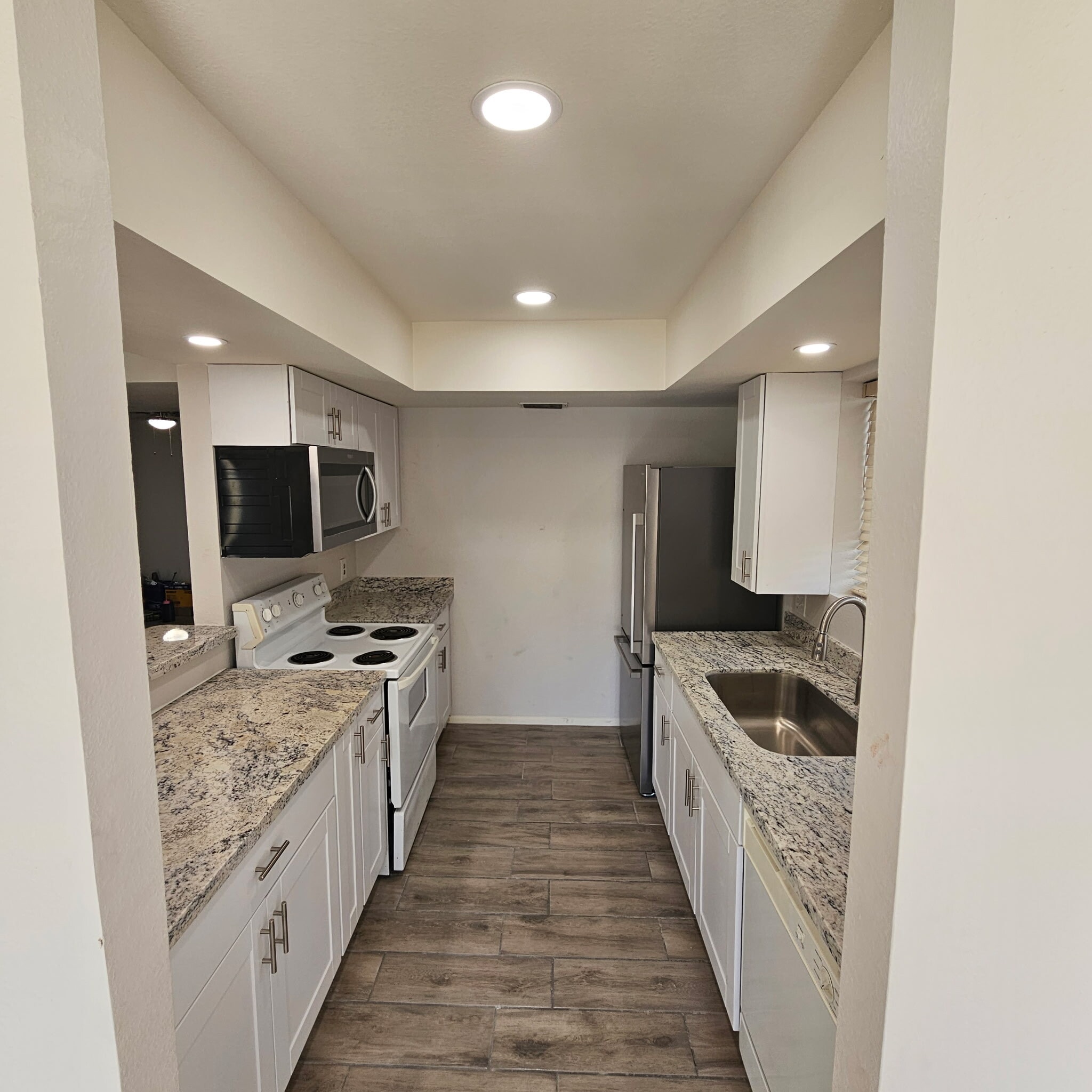 Building Photo - 850 S River Dr