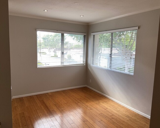 Building Photo - 2 Bed, 1 Bath Townhouse with Detached 2 car garage ready to move in soon!!