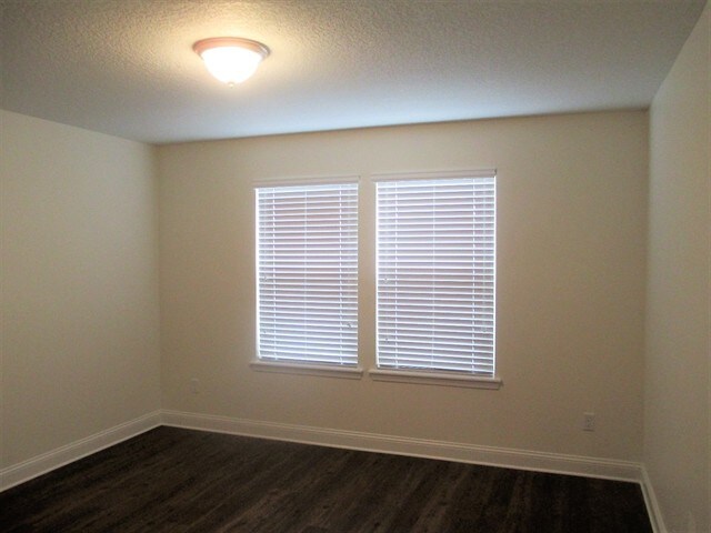 Building Photo - 3305 Roundabout Dr