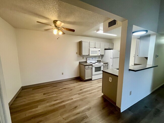 Building Photo - 2bd/2ba Washer/Dryer in unit!!!