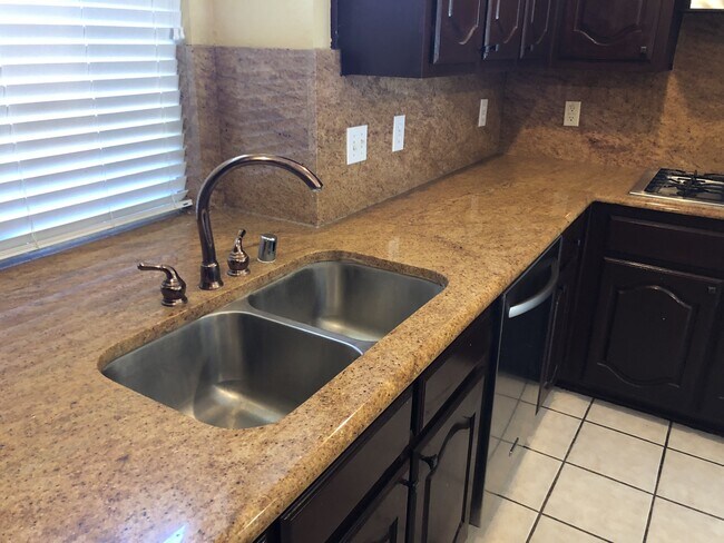 Building Photo - 5 Bedrooms in Richardson!