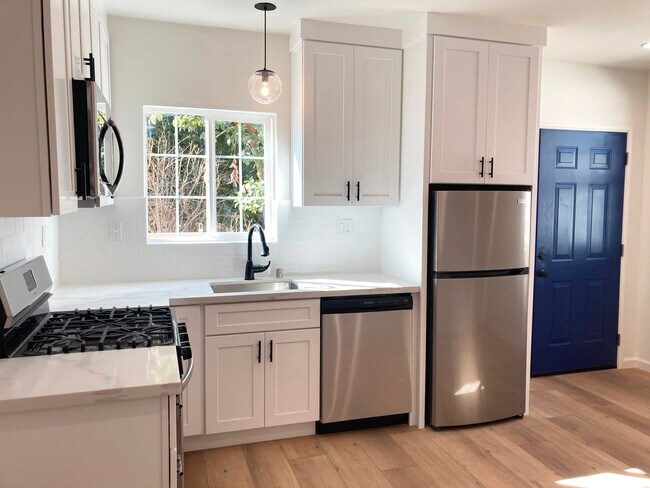 Building Photo - 3332 Thorpe Ave