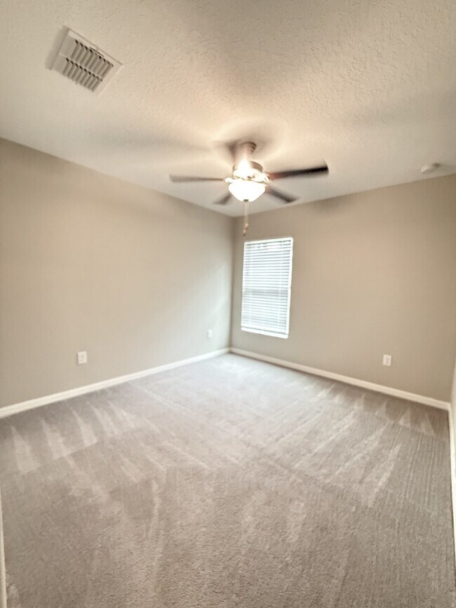 Building Photo - LIKE NEW 4-Bedroom, 2 Bath home in Triple ...