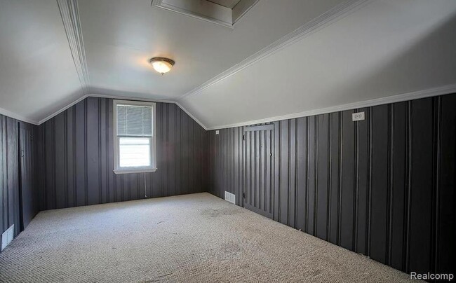 Building Photo - 348 E Maplehurst Ave