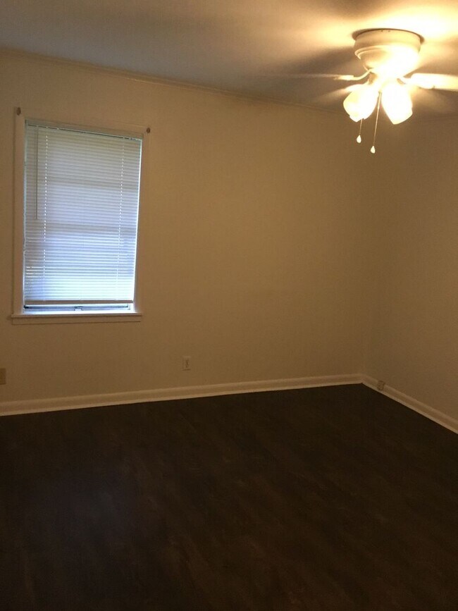 Building Photo - *3/2*SOUTHERN HILLS/SOUTHWOOD*FRESH PAINT*