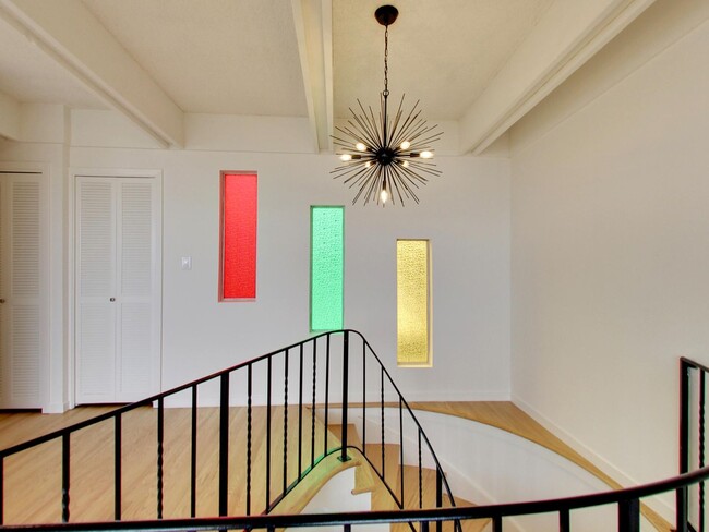 Building Photo - 4BR Home with Jaw-Dropping Views, Garage, ...
