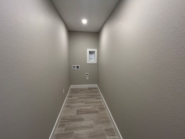 Building Photo - 2106 Nelson Rd N