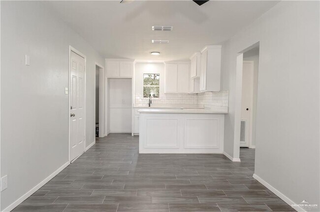 Building Photo - 25 Quince Ave