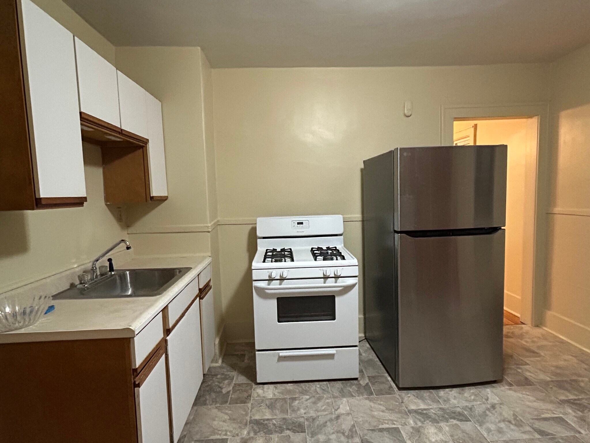 Kitchen - brand new refrigerator - 109 Hawthorne Ave
