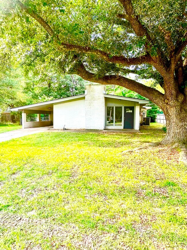 Building Photo - 202 Carter Dr