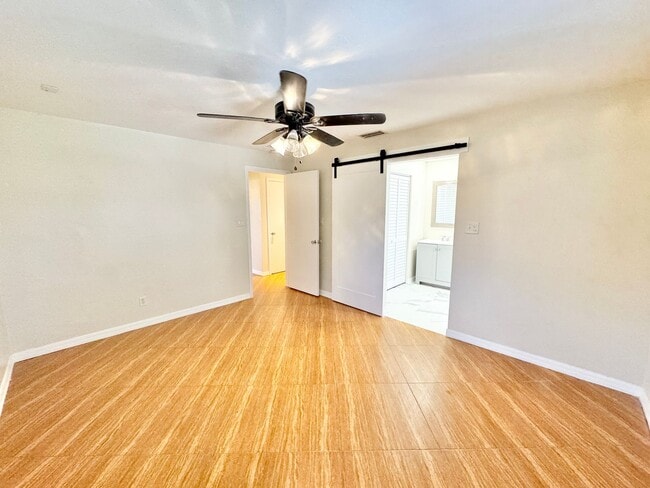Building Photo - ** CENTRAL NAPLES ** 3 BED + DEN / 2 BATH ...