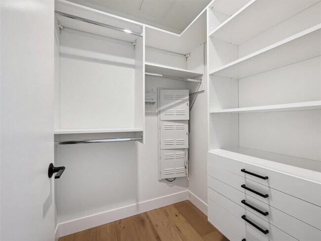 Building Photo - 70 Rainey St