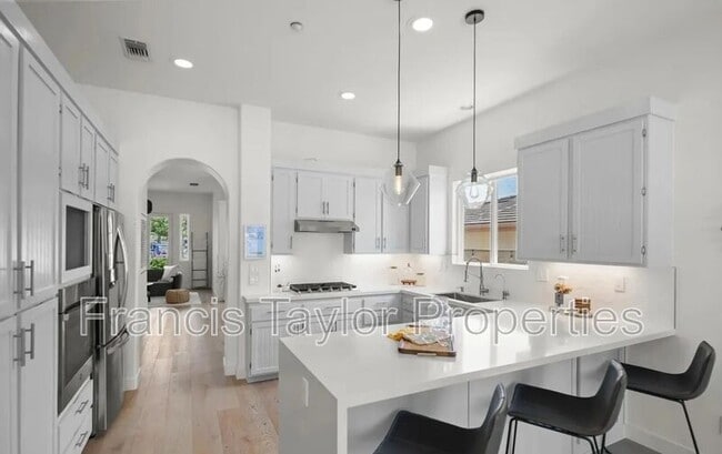 Building Photo - 1042 Alexandra Ln