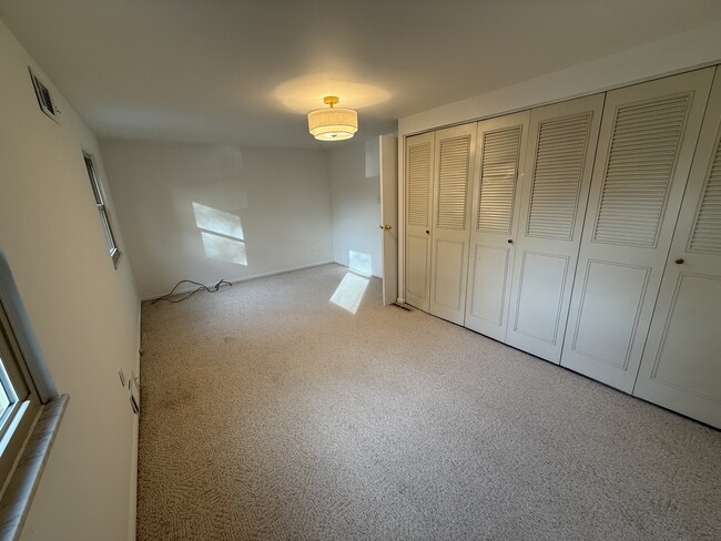 Building Photo - 111 Roberts Dr