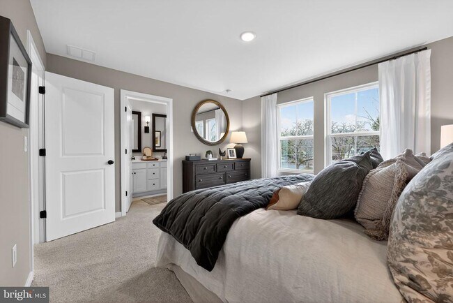 Building Photo - 44 Basswood St