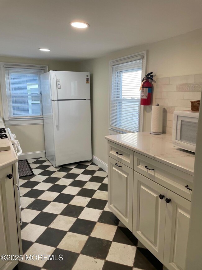 Building Photo - 7 Webb Ave