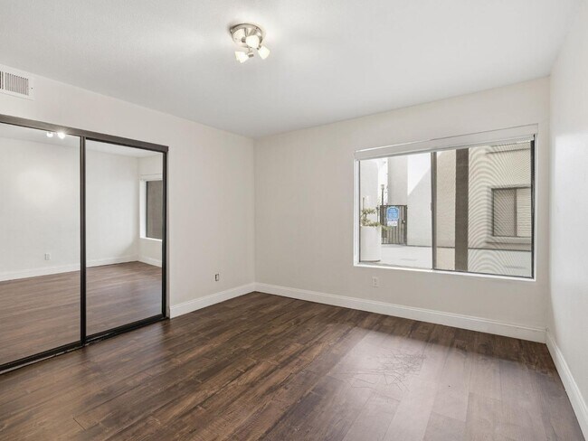 Building Photo - 1940 Highland Oaks Dr