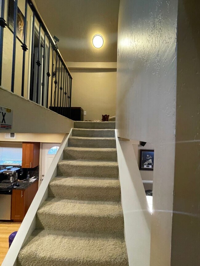 Building Photo - 2 Bedroom House with an office for Rent in South Side!