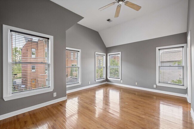 Building Photo - 415 Van Buren St