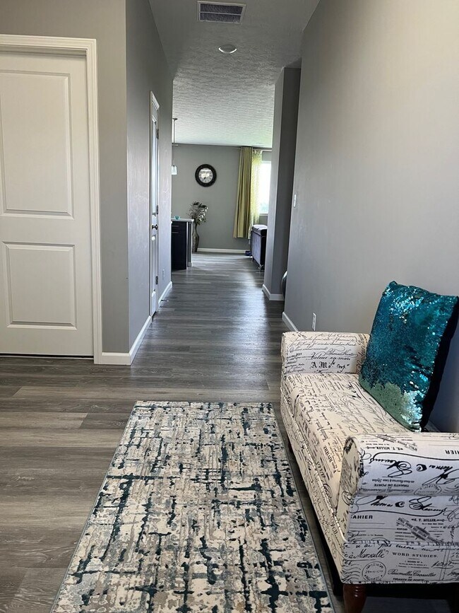 Building Photo - Updated 3 Bedroom