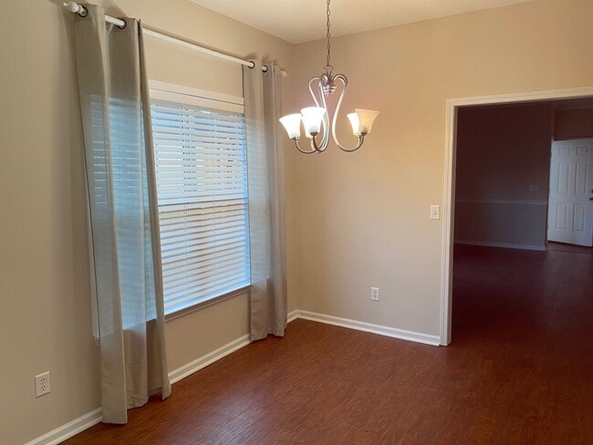 Building Photo - Cozy 3 Bed 2 Bath Available January 2026!