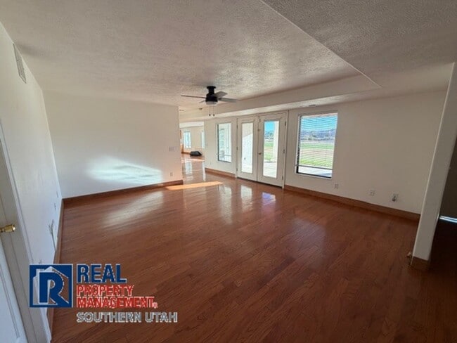 Building Photo - Golf Course Home