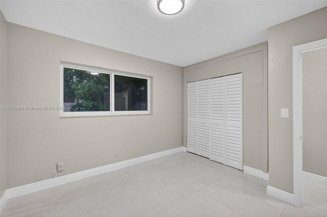 Building Photo - 2201 NE 52nd St