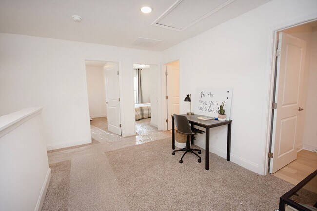 Building Photo - Beautiful 3-Bed Townhome at Clover Ridge — Washer & Dryer Included!