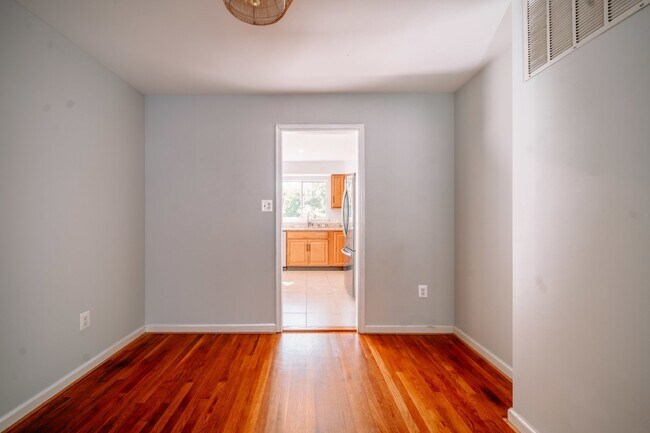Building Photo - Spacious 5-Bedroom End-Unit Townhome in Reston with 3 Finished Levels, Renovated Kitchen & Fenced...