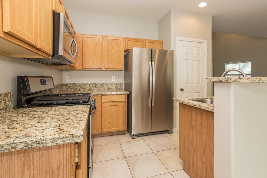 Building Photo - 3752 Hollycroft Dr