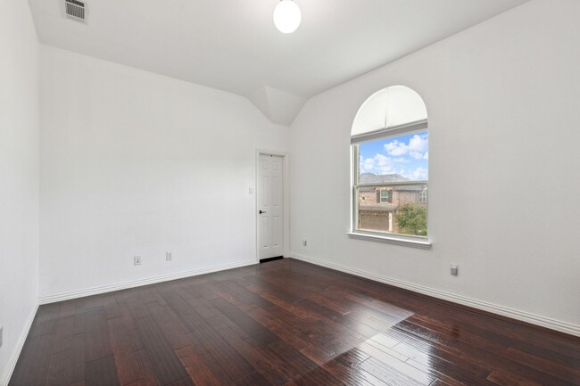 Building Photo - Luxurious in Little Elm