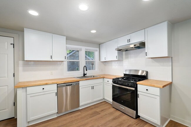Building Photo - 3 Bedroom, 1 Bathroom remodeled house!