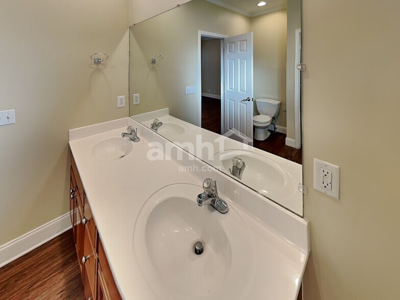 Building Photo - 2404 Adelaide Dr