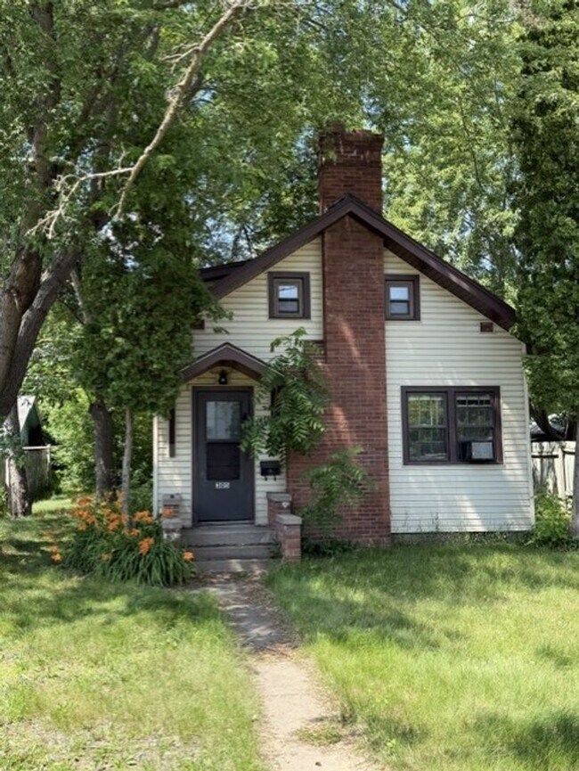 Building Photo - 2 Bedroom house with garage
