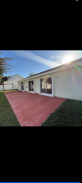 Building Photo - 14807 SW 140th Ct