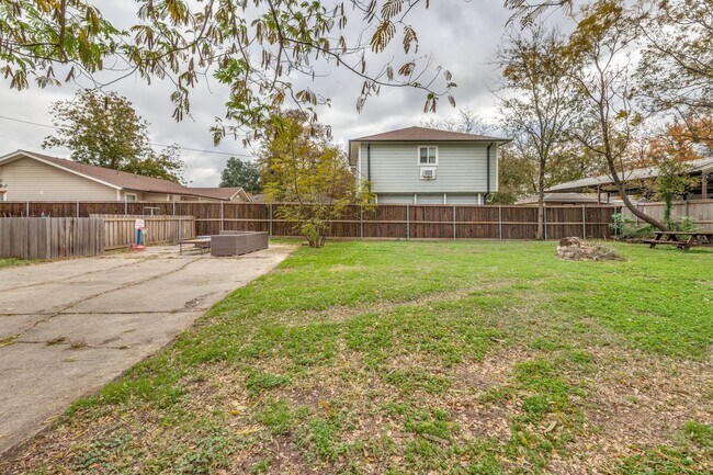 Building Photo - Stylish Duplex in Irving - HUGE Backyard!