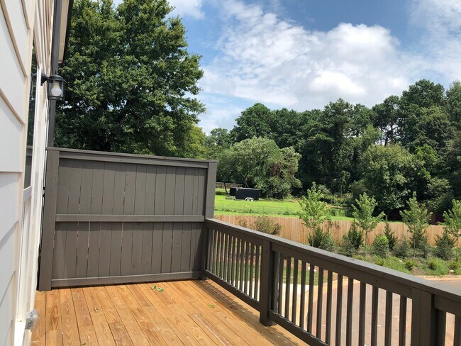 Building Photo - Town Home in a GREAT location