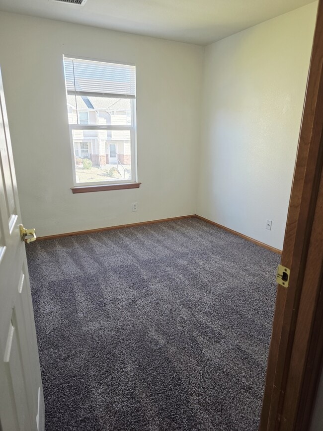 Building Photo - 5781 Ceylon St