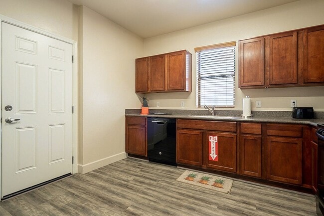 Building Photo - 928 E 6th St