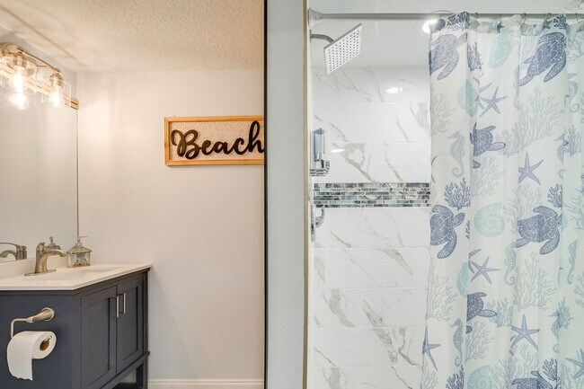 Building Photo - Fully Furnished 2BR/2BA Sarasota Home – Move-In Ready with Entertainment Room Near Siesta Key!